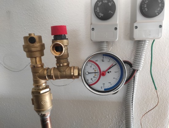 Závěsná kamna Malia na stěně