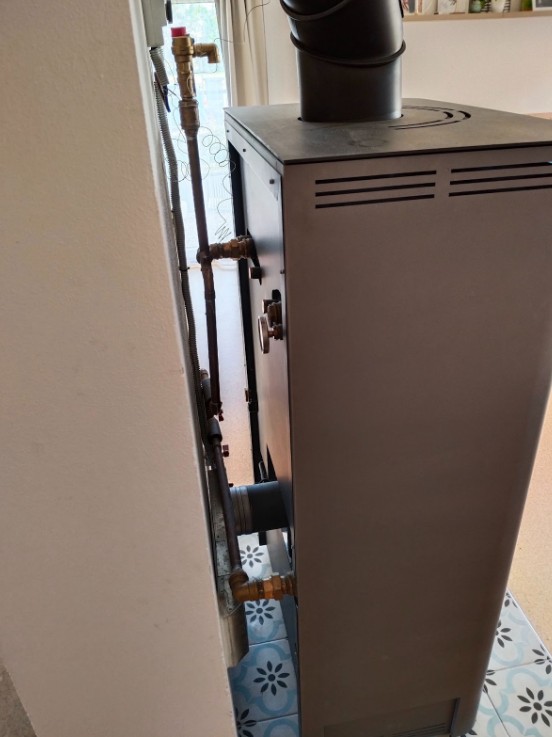 Komín sestavený z více dílů