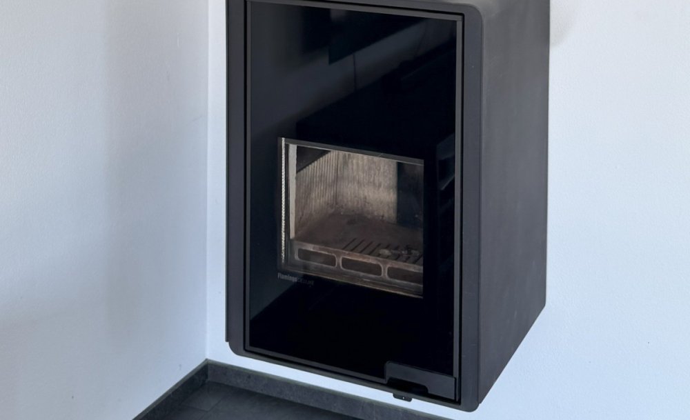 Závěsná kamna Malia na stěně