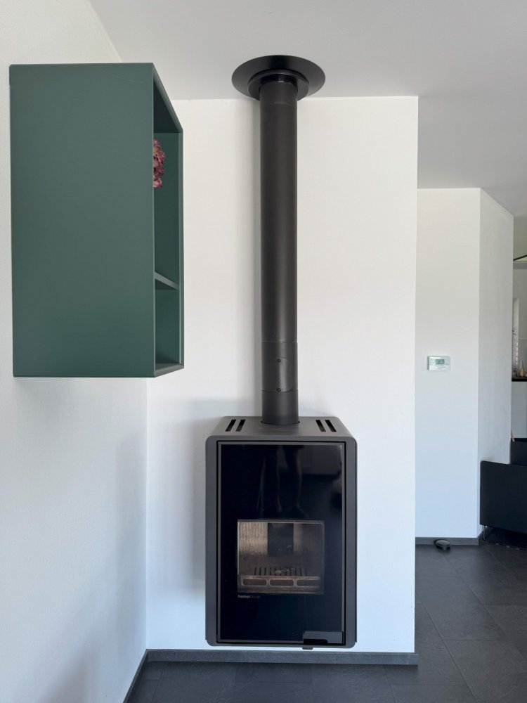 Detail závěsných kamen Malia